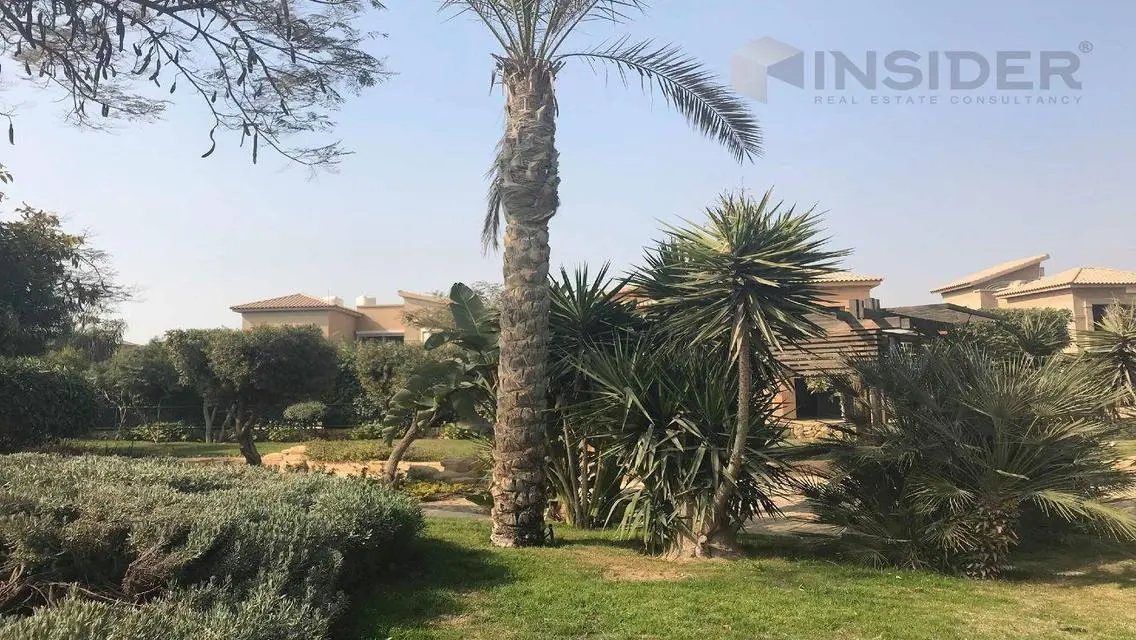 شقة فاخرة للبيع مع غرفة خادمة ومسبح مشترك