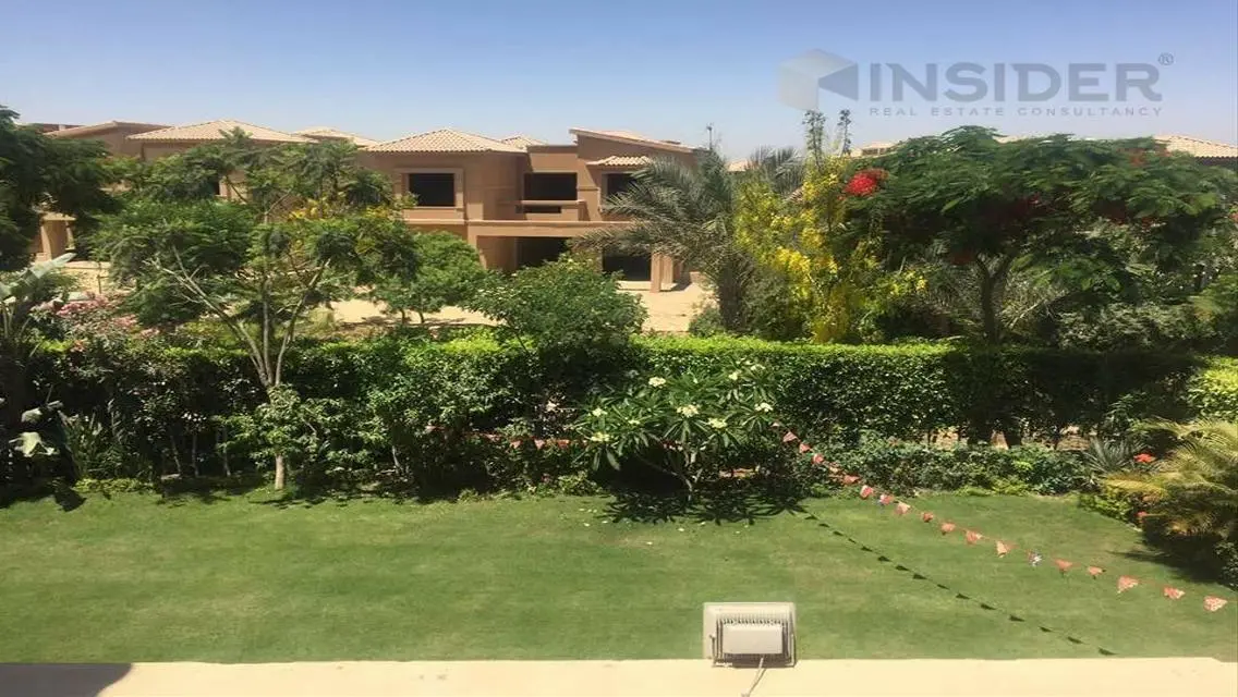 شقة فاخرة للبيع مع غرفة خادمة ومسبح مشترك
