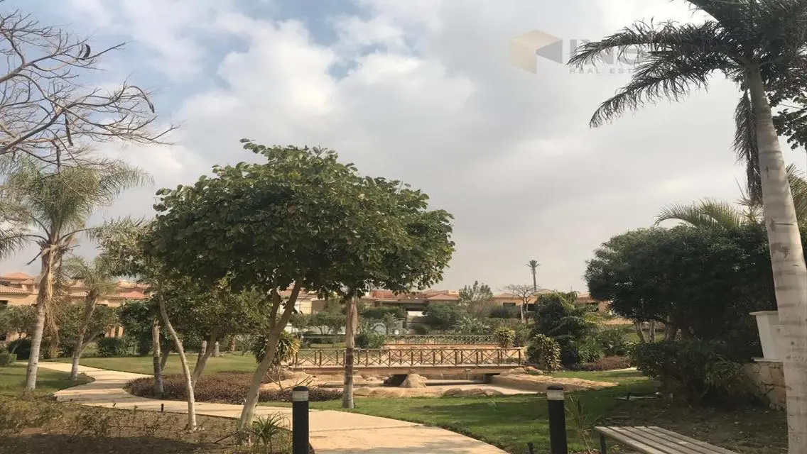 شقة فاخرة للبيع مع غرفة خادمة ومسبح مشترك