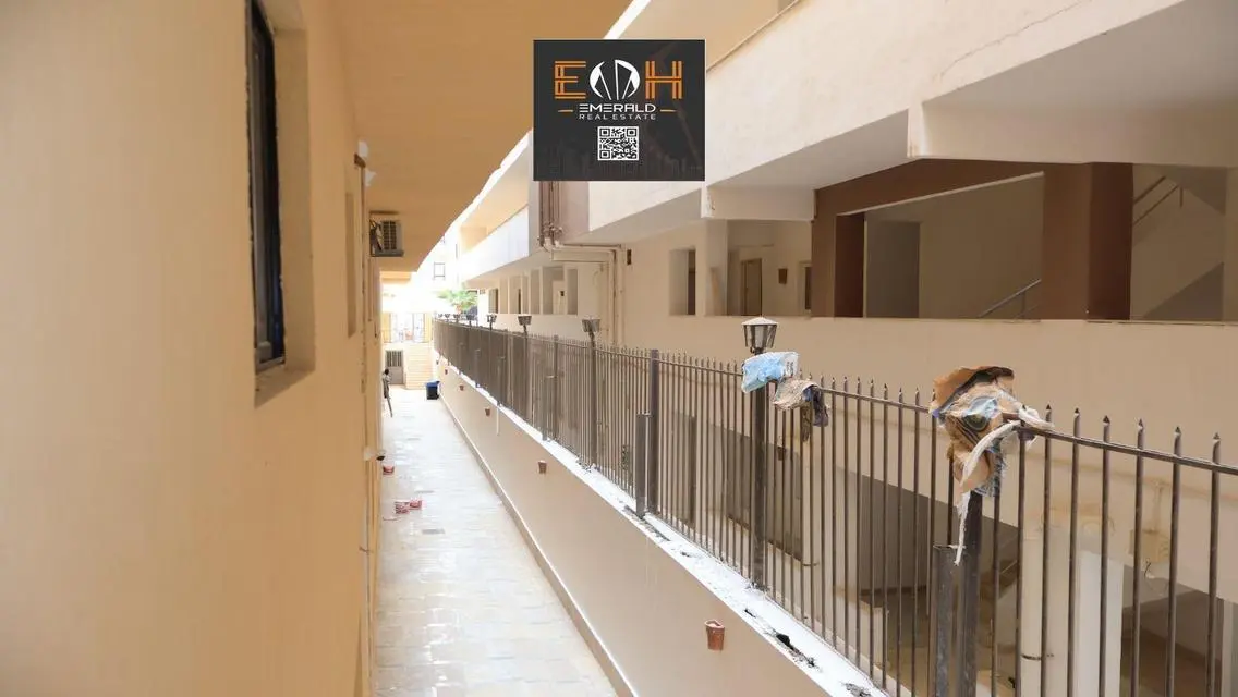 فيلا فاخرة مع حديقة خاصة ومسبح مشترك للبيع