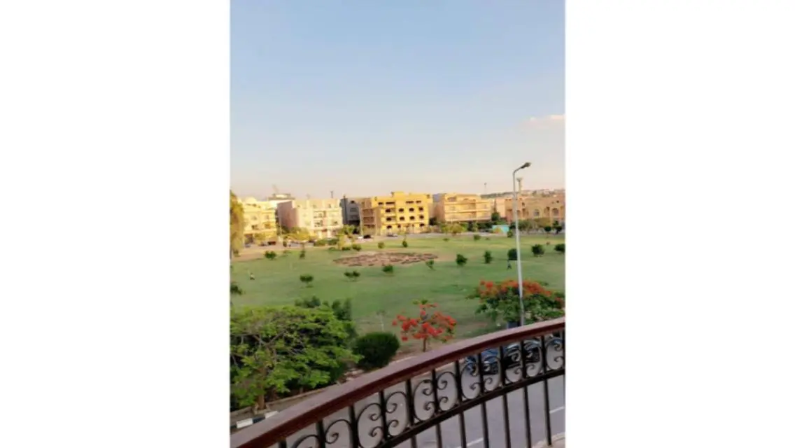 شقة فاخرة بإطلالة على البحيرة للبيع - 83 متر