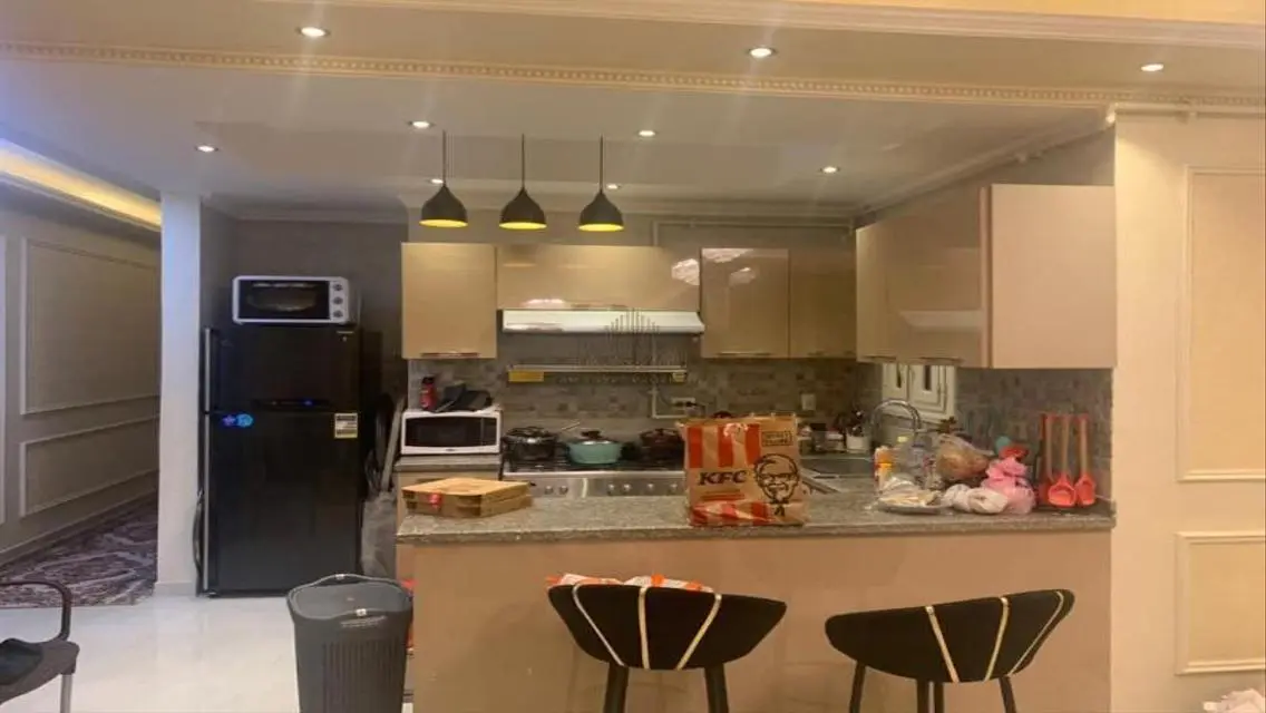 شقة مميزة بحارس أمن وموقف مغطى