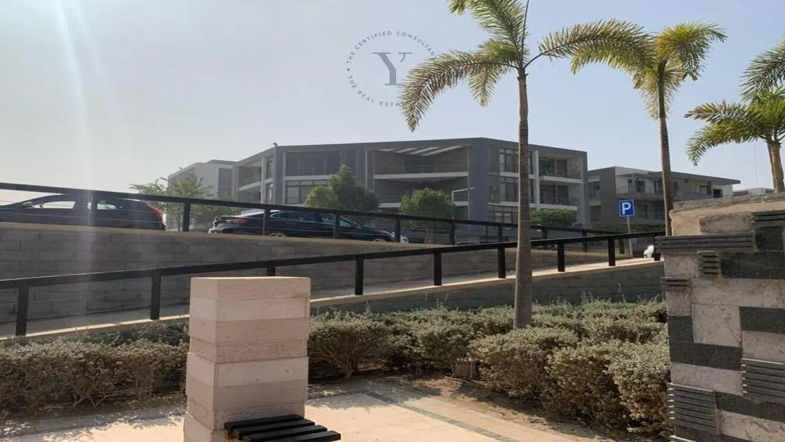 فيلا فاخرة للبيع مع مسبح خاص وإطلالة رائعة