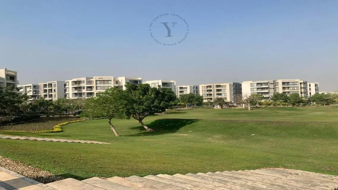 فيلا فاخرة للبيع مع مسبح خاص وإطلالة رائعة