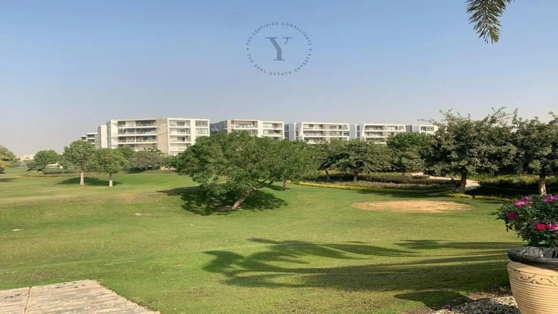 فيلا فاخرة للبيع مع مسبح خاص وإطلالة رائعة