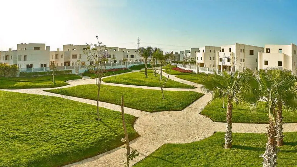 فيلا فاخرة للبيع مع حديقة ومسبح خاص
