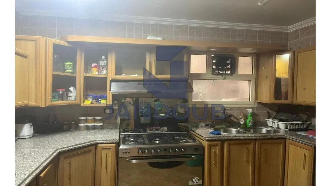 شقة فاخرة للبيع بمساحة واسعة في موقع متميز