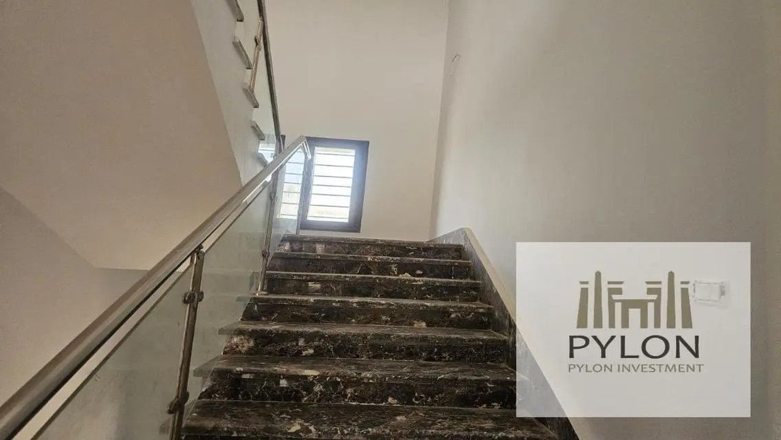 فيلا فاخرة مع حديقة خاصة وشرفة للبيع