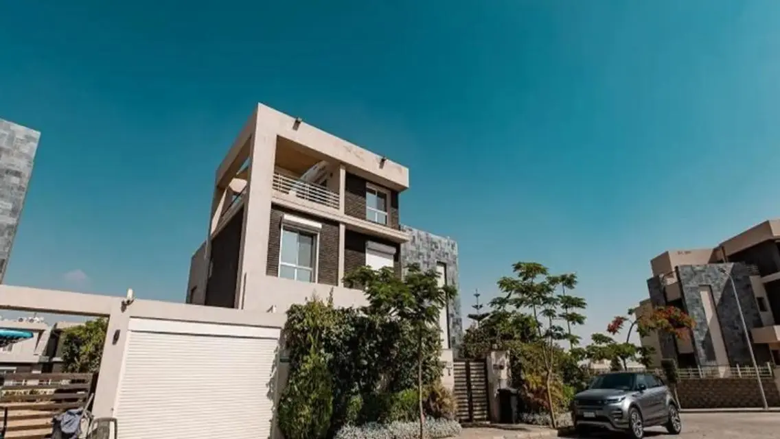 Luxurious Villa with 7 Bedrooms, Garden & Pool