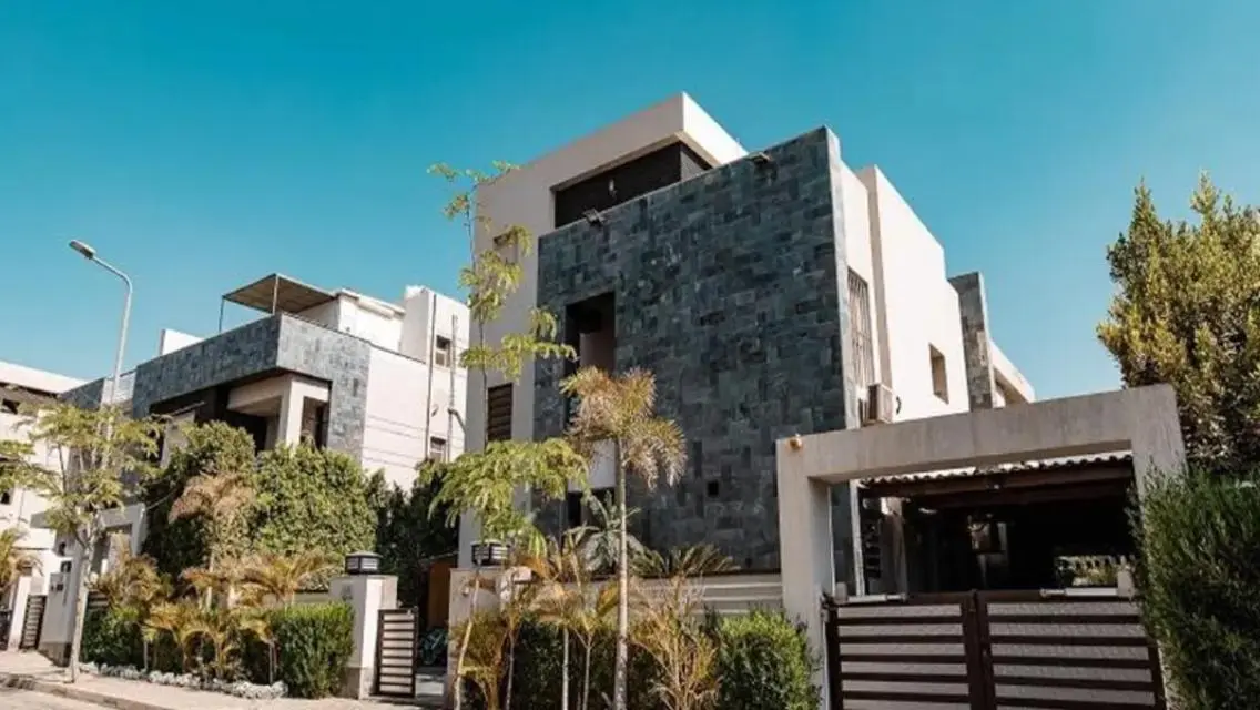 Luxurious Villa with 7 Bedrooms, Garden & Pool