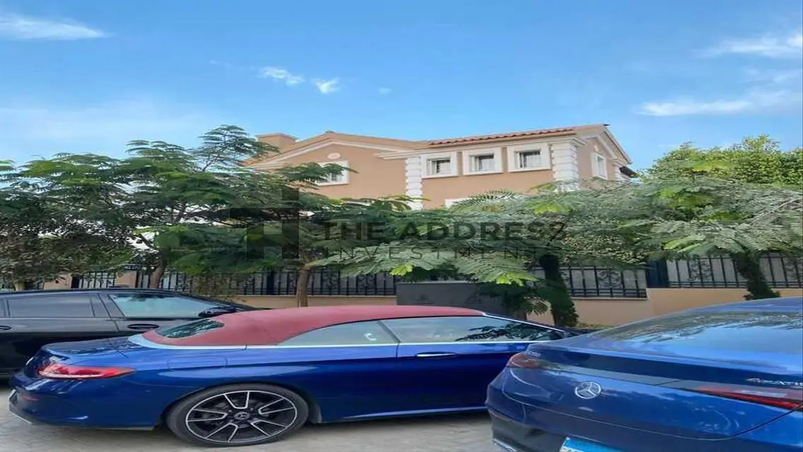 فيلا فاخرة للبيع بحمام سباحة وحديقة خاصة