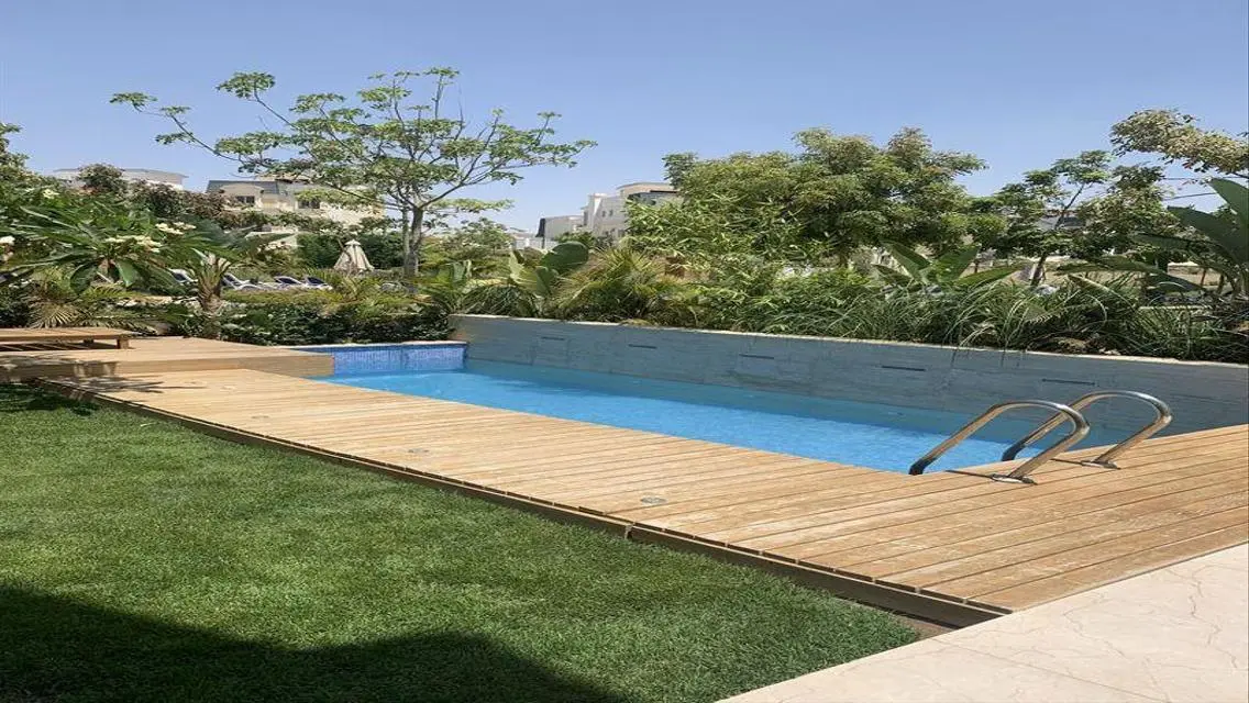 فيلا فاخرة للبيع بمساحة واسعة مع مسبح خاص وحديقة