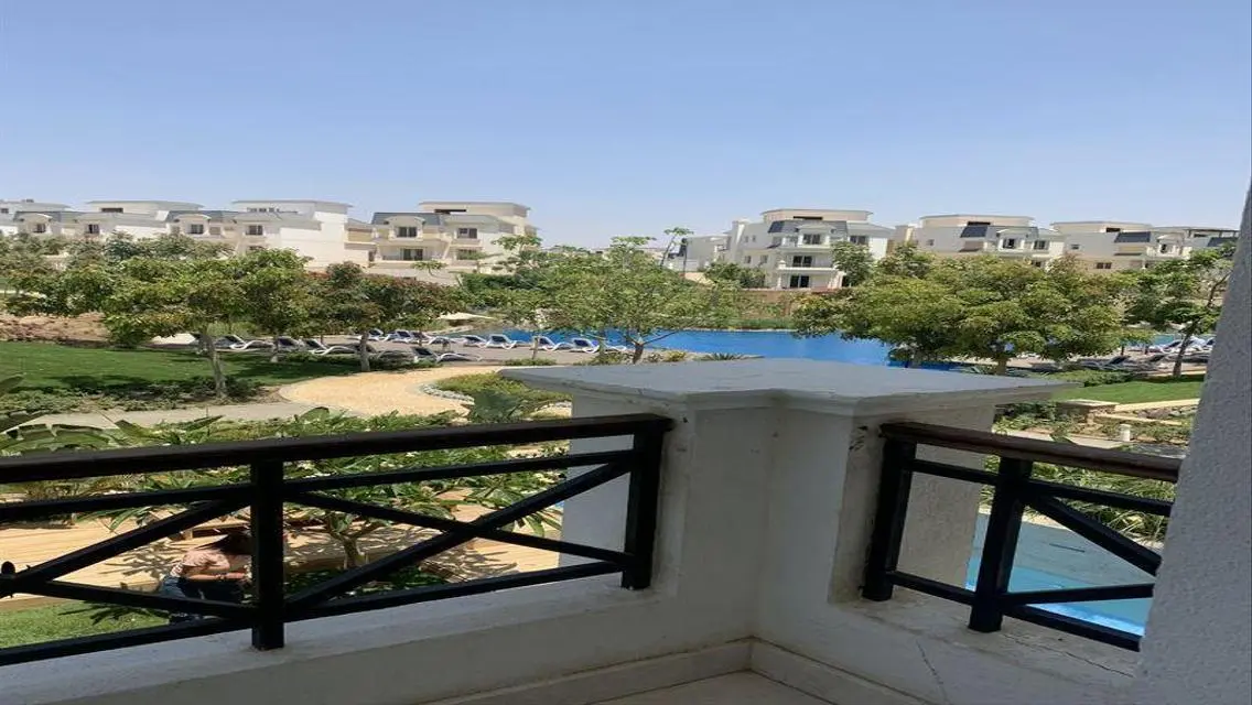 فيلا فاخرة للبيع بمساحة واسعة مع مسبح خاص وحديقة