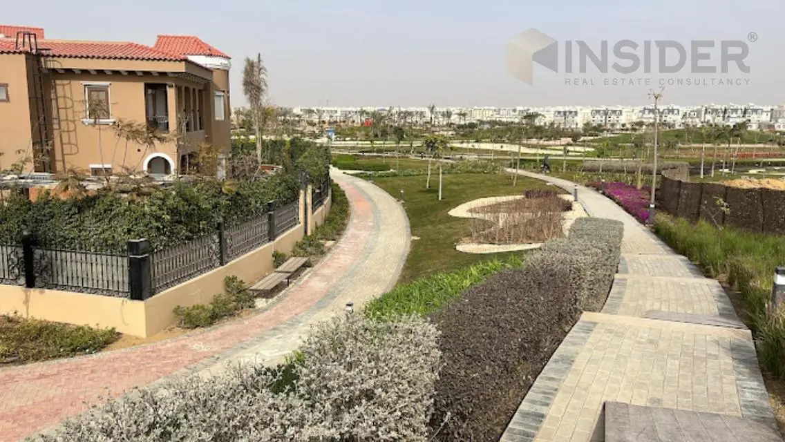 فيلا فاخرة للبيع بمساحة فسيحة في منطقة مميزة