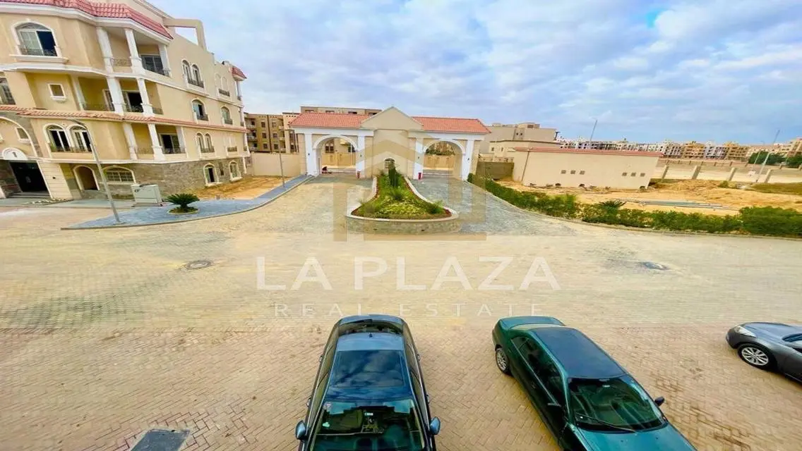فيلا فاخرة للبيع مع حديقة ومسبح خاص
