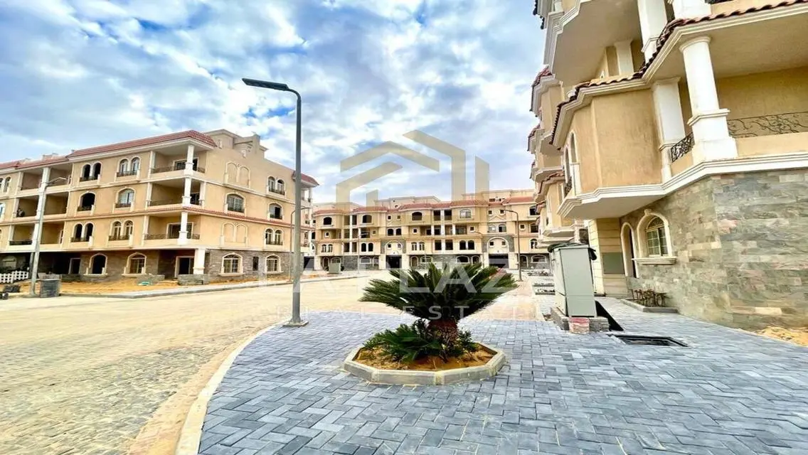 فيلا فاخرة للبيع مع حديقة ومسبح خاص