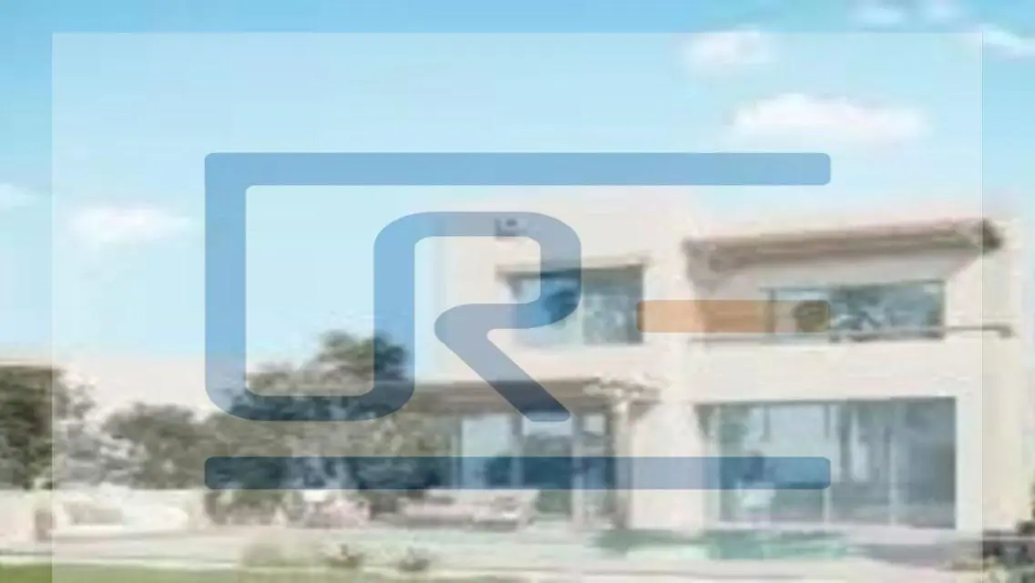 منزل فاخر بمساحة 2200 متر مع شرفة ومسبح مشترك