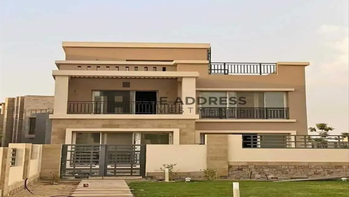 فيلا فاخرة للبيع بمساحة واسعة مع حديقة ومسبح خاص