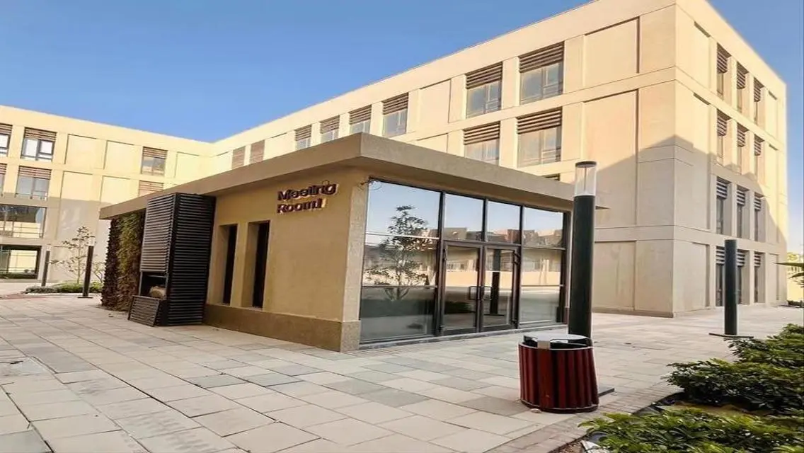 عقار فاخر بمساحة واسعة ومرافق متكاملة