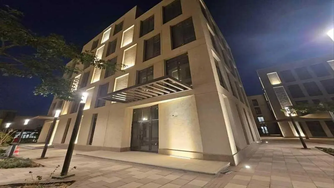 عقار فاخر بمساحة واسعة ومرافق متكاملة