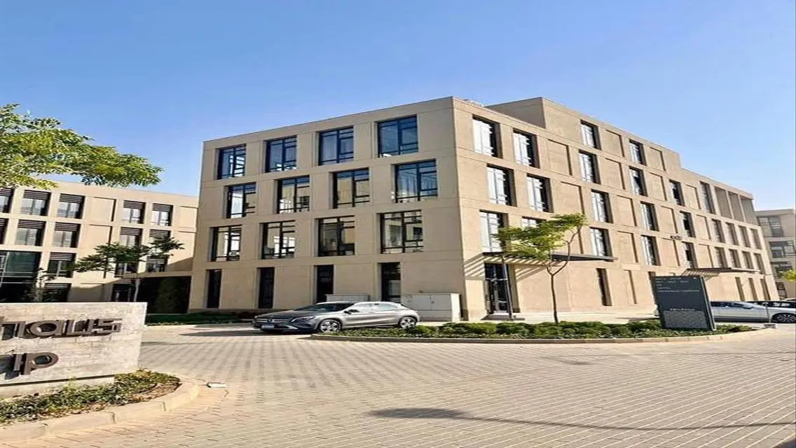 عقار فاخر بمساحة واسعة ومرافق متكاملة