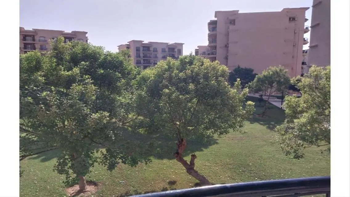 شقة فاخرة بمساحة كبيرة للإيجار