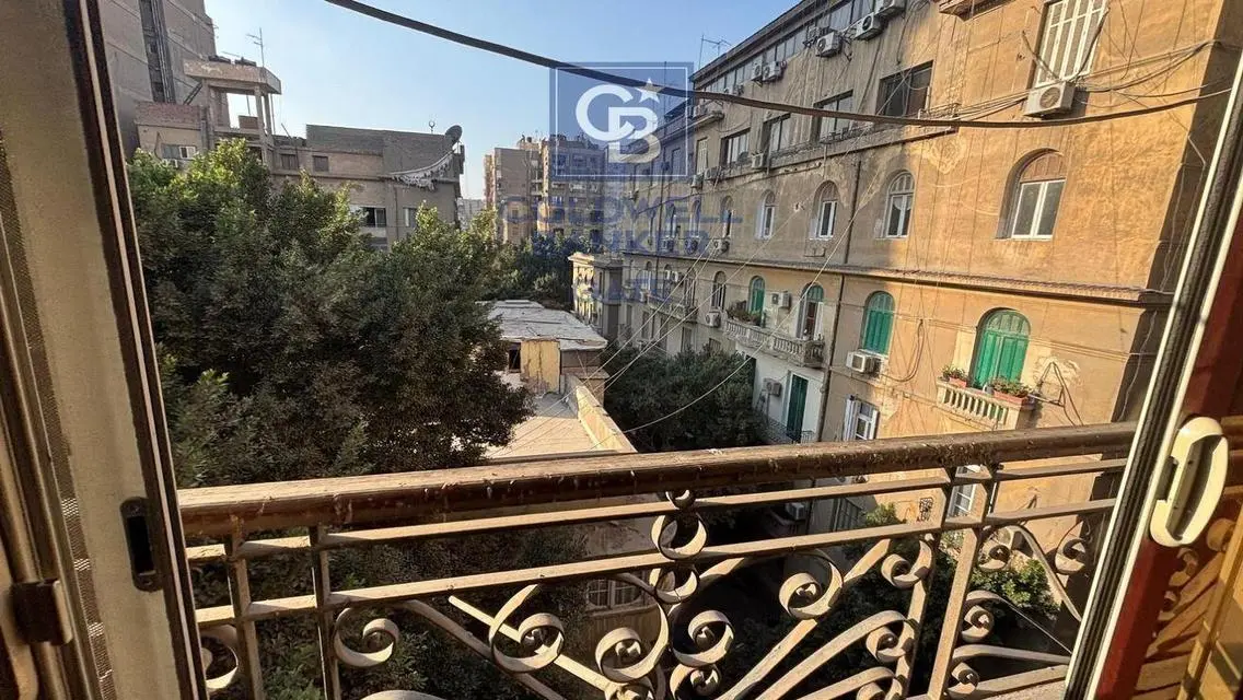 شقة فاخرة للبيع بمساحة واسعة في قلب المدينة
