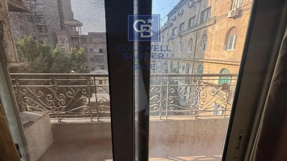 شقة فاخرة للبيع بمساحة واسعة في قلب المدينة