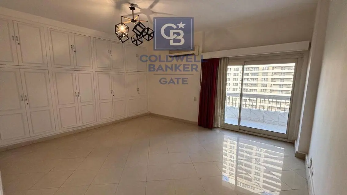 Luxury 4-Bedroom Apartment with Stunning Lake View