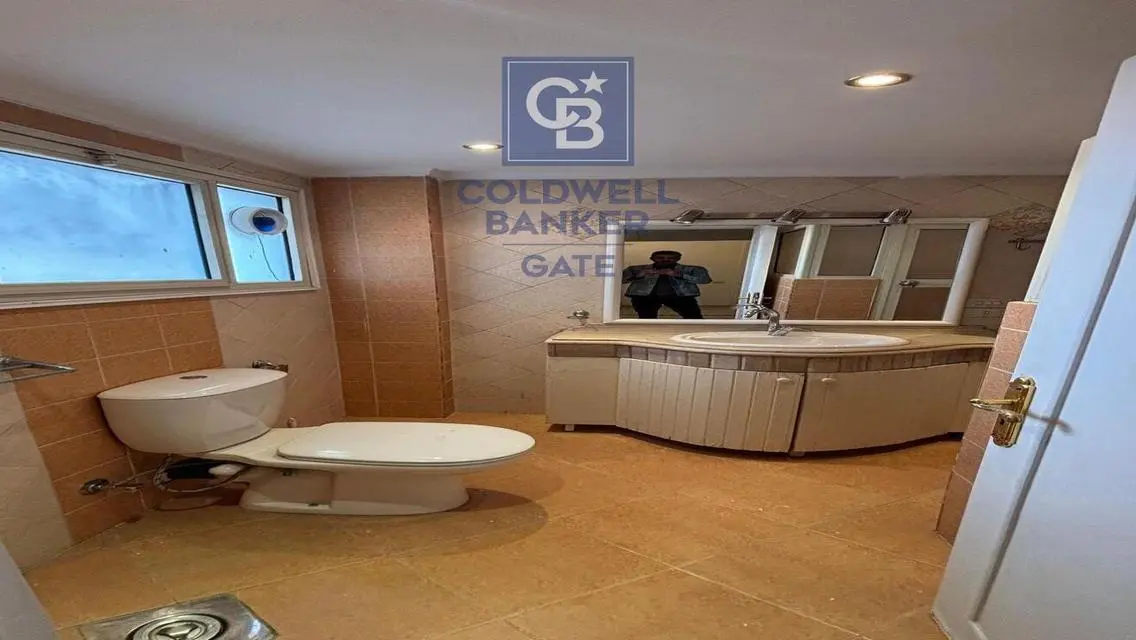 Luxury 4-Bedroom Apartment with Stunning Lake View