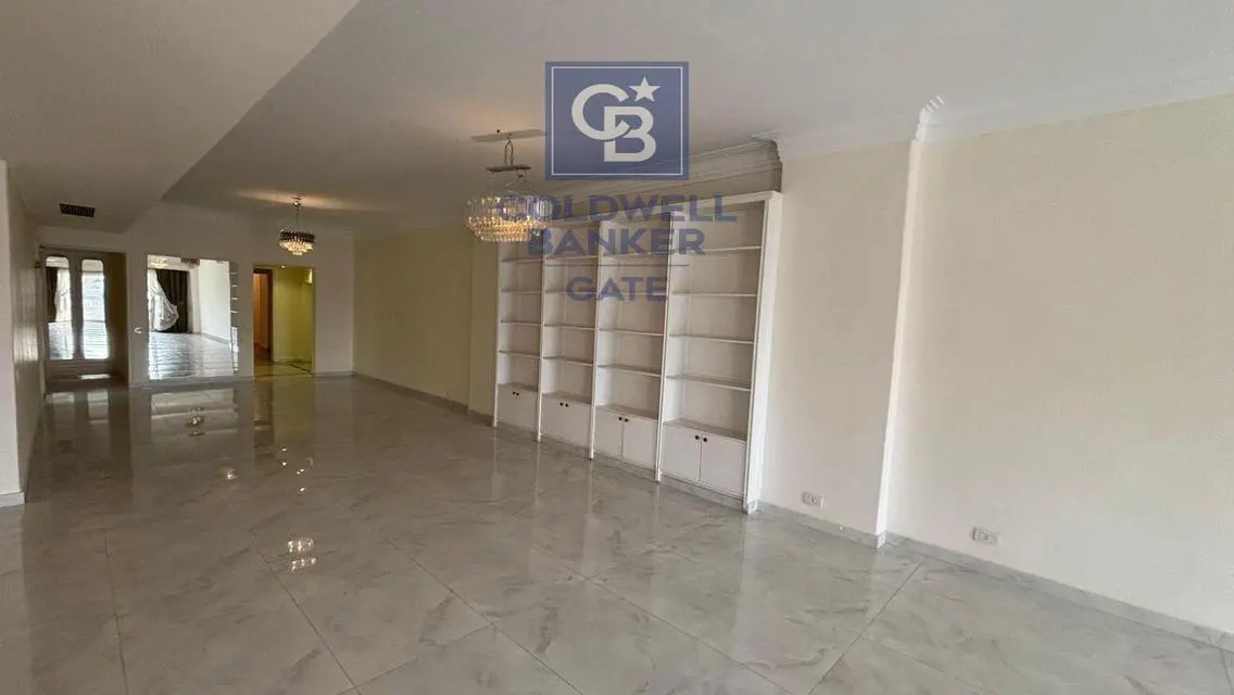 Luxury 4-Bedroom Apartment with Stunning Lake View