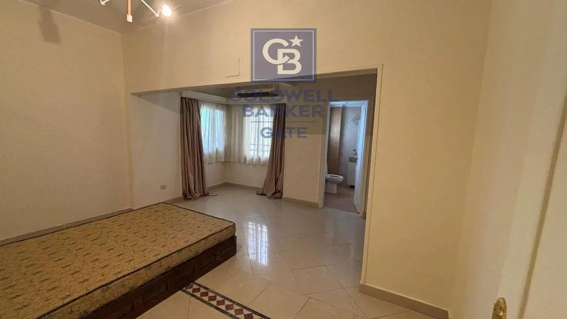 Luxury 4-Bedroom Apartment with Stunning Lake View