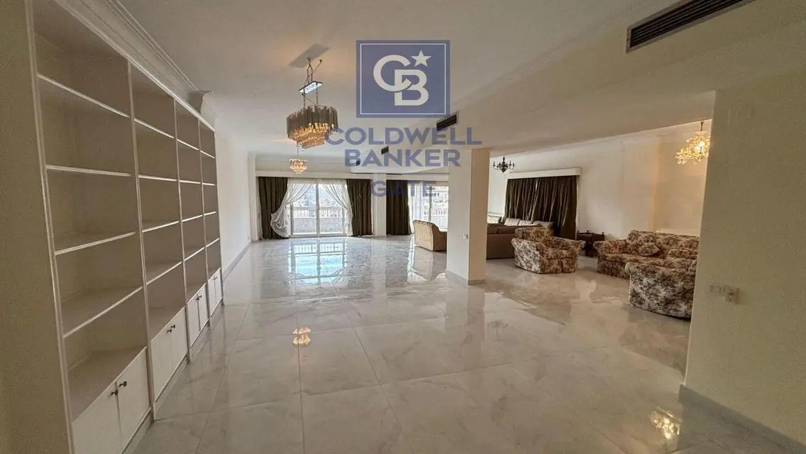 Luxury 4-Bedroom Apartment with Stunning Lake View