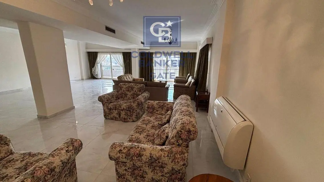 Luxury 4-Bedroom Apartment with Stunning Lake View