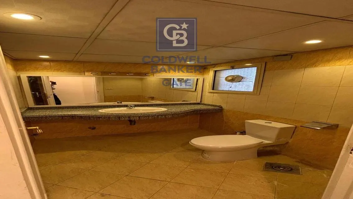 Luxury 4-Bedroom Apartment with Stunning Lake View