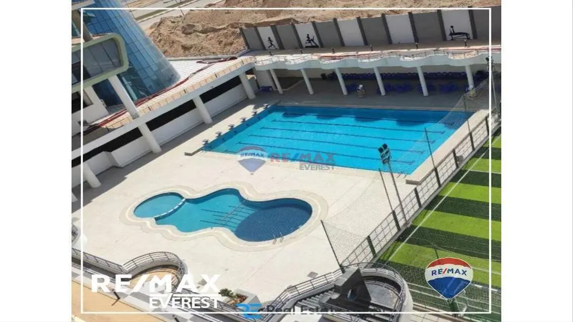 شقة فاخرة تتضمن غرفة دراسة في موقع متميز