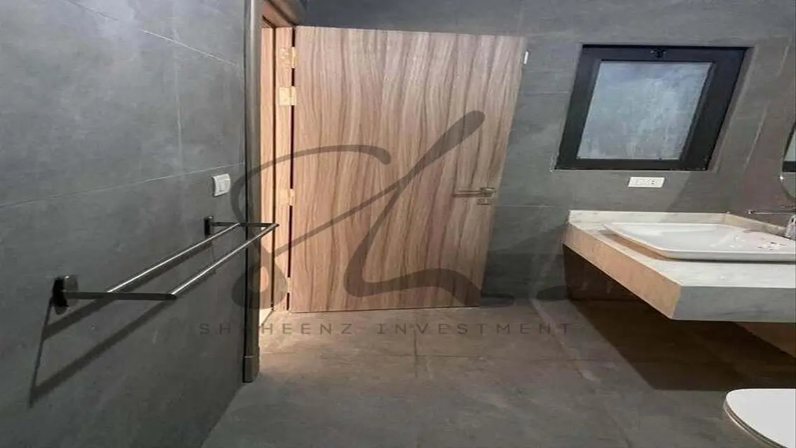 طابق فخم في جولدن سكوير - جاهز للسكن