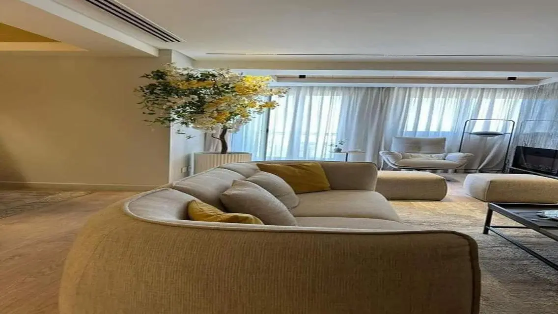 Luxury Apartment with Private Garden and Lake View