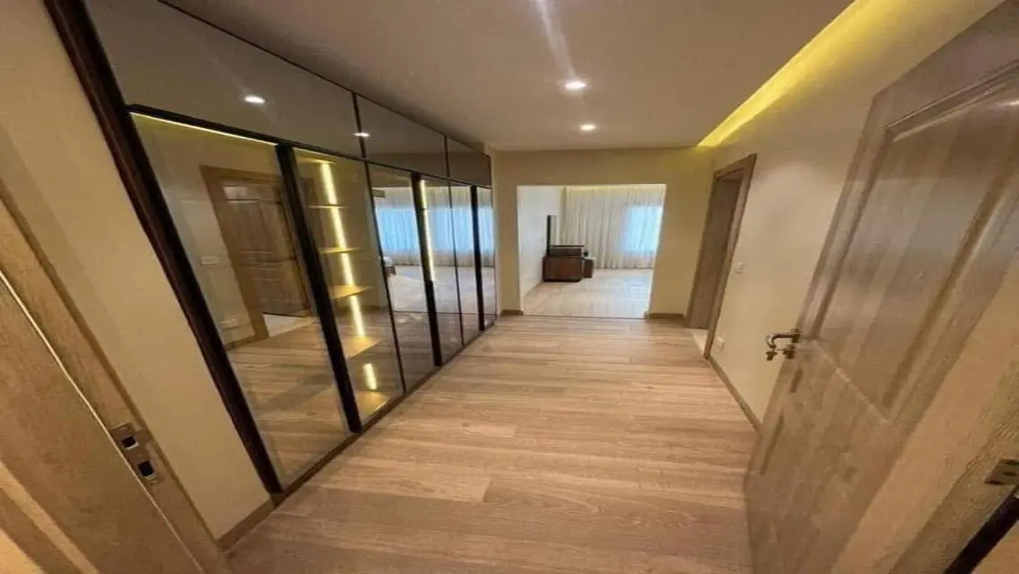 Luxury Apartment with Private Garden and Lake View