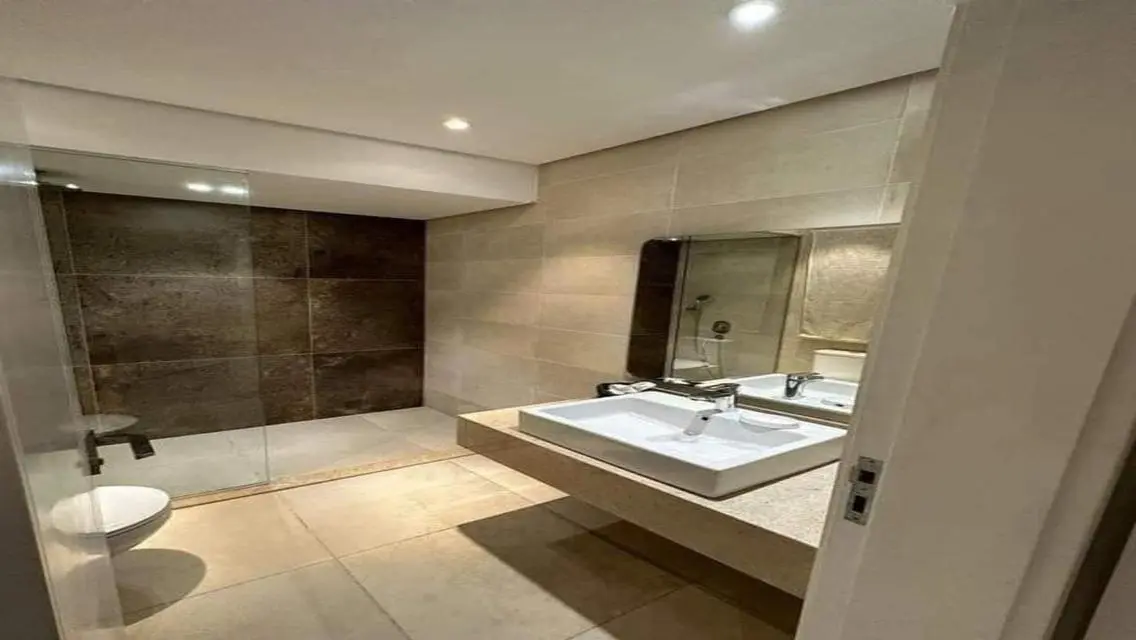 Luxury Apartment with Private Garden and Lake View
