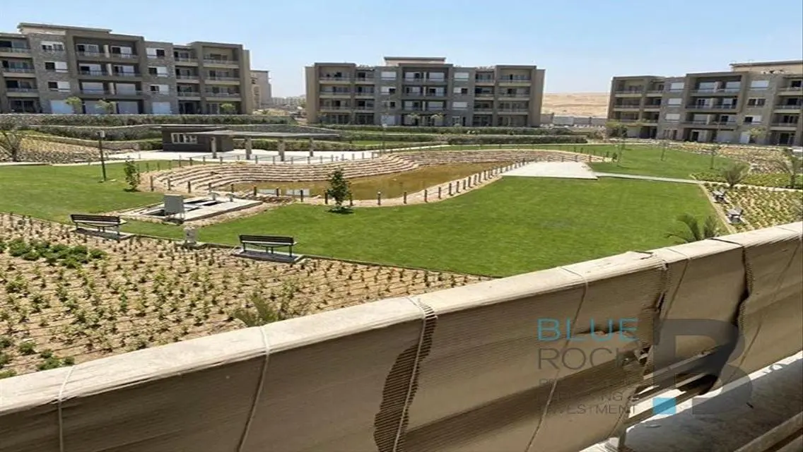 فيلا فاخرة للبيع مع مسبح خاص وحديقة خاصة