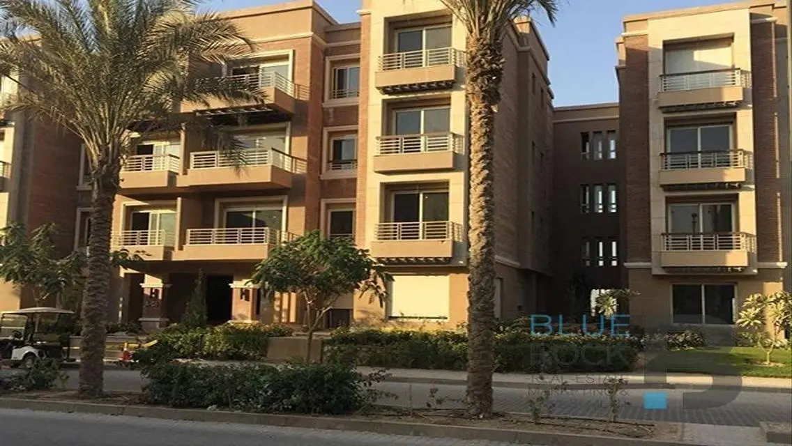 فيلا فاخرة للبيع مع مسبح خاص وحديقة خاصة