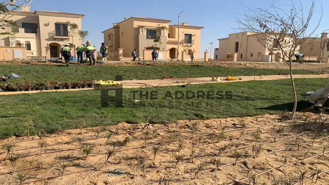 فيلا فاخرة مع حديقة خاصة ومسبح في موقع متميز