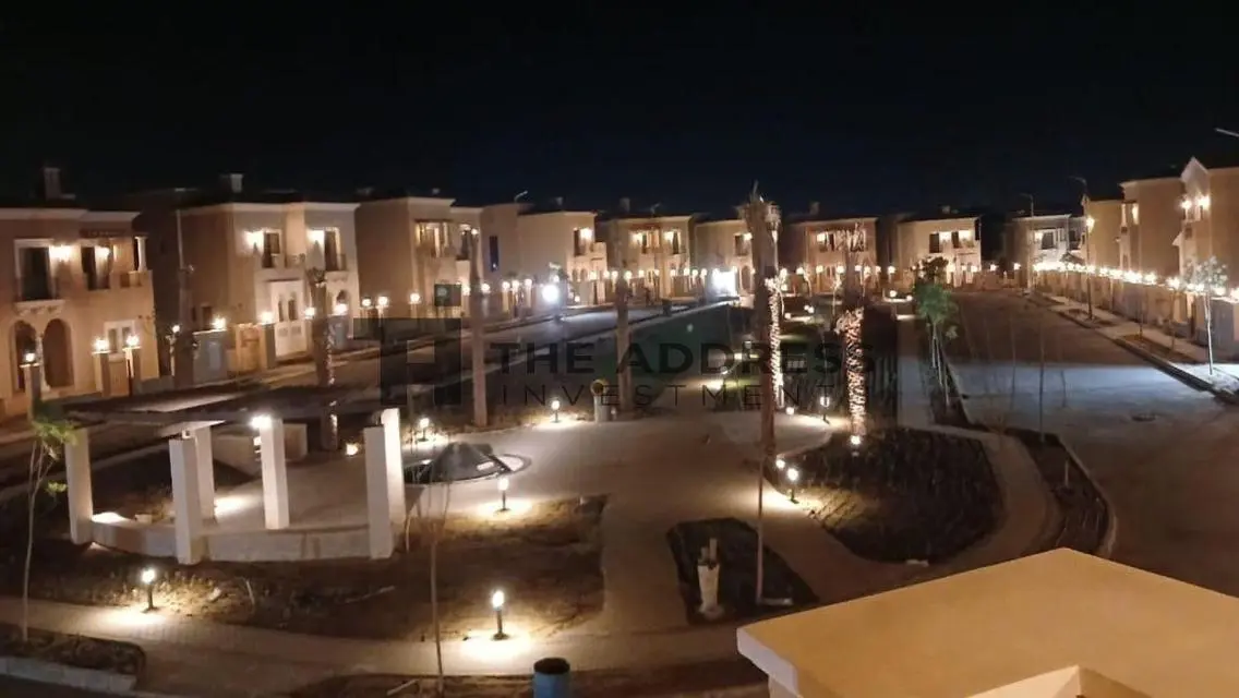 فيلا فاخرة مع حديقة خاصة ومسبح في موقع متميز