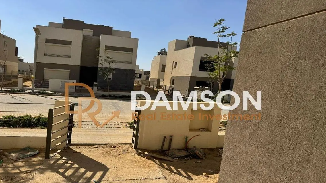 فيلا فاخرة للبيع بمساحة كبيرة وإطلالة رائعة