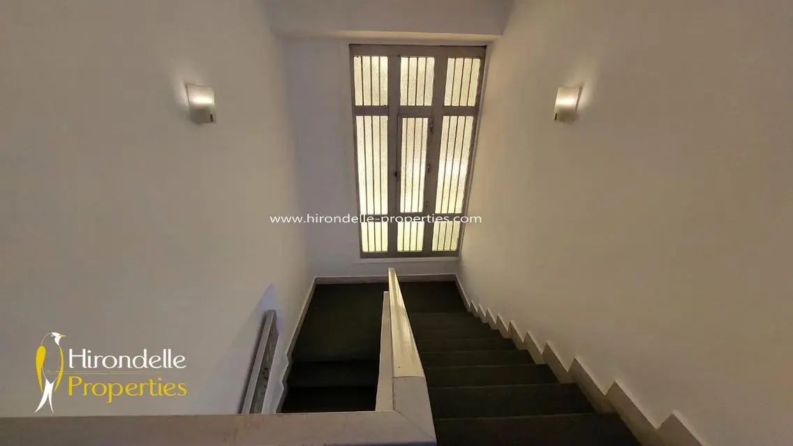 شقة فاخرة للبيع مع غرفة اجتماعات