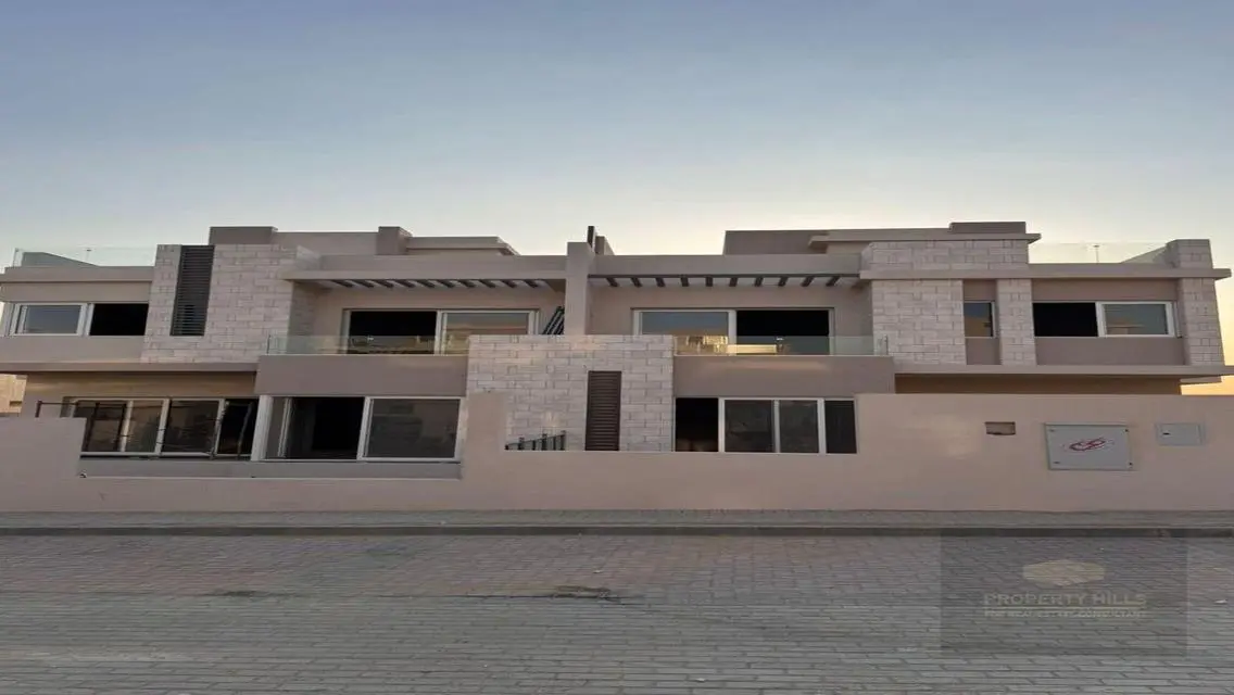 فيلا فاخرة للبيع بمساحة واسعة مع مسبح وحديقة خاصة