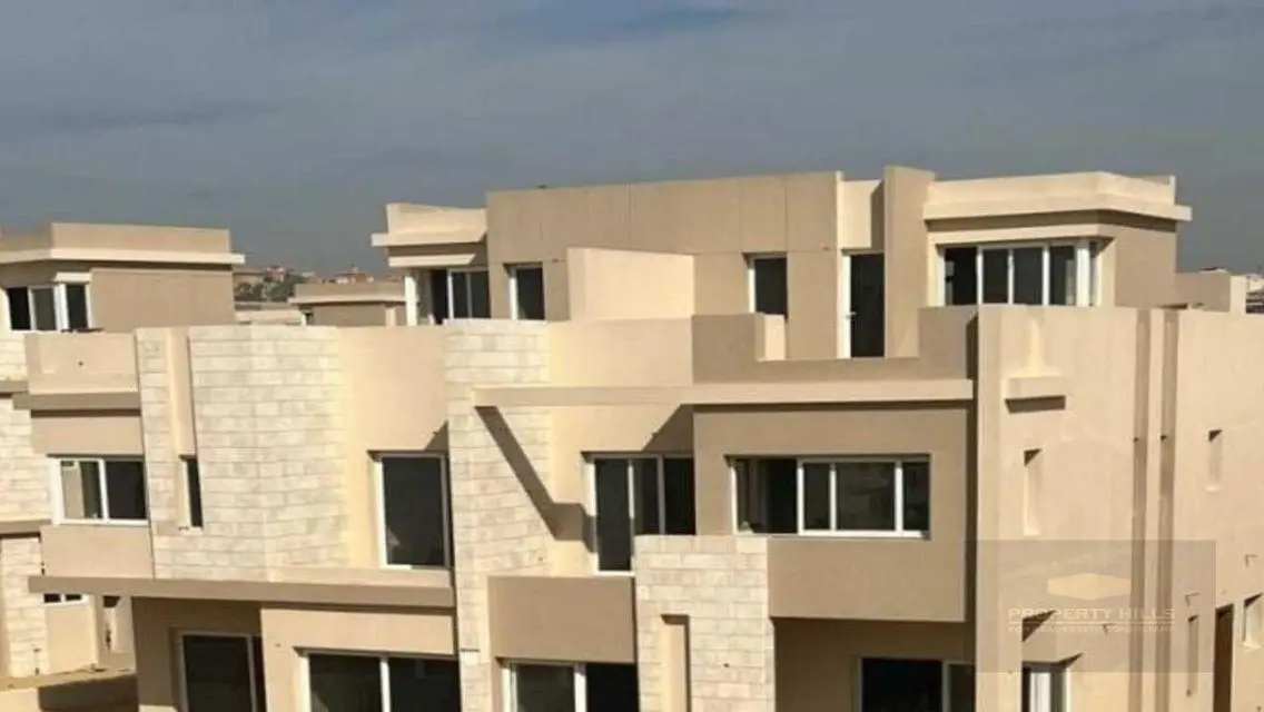 فيلا فاخرة للبيع بمساحة واسعة مع مسبح وحديقة خاصة