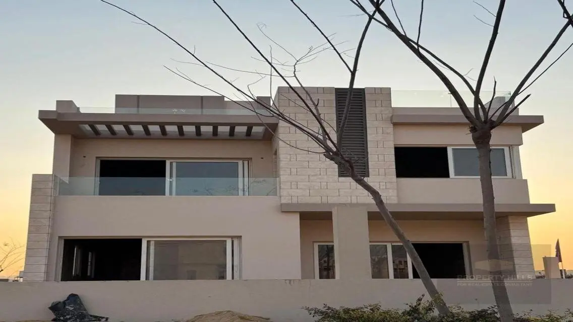 فيلا فاخرة للبيع بمساحة واسعة مع مسبح وحديقة خاصة