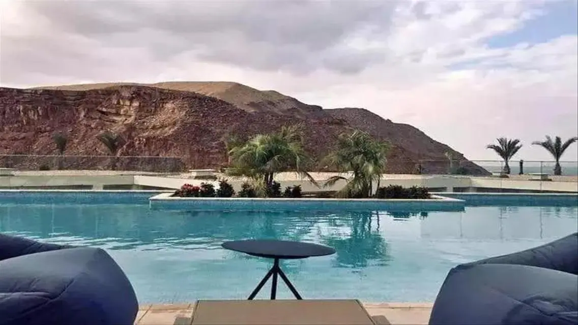 شقة فاخرة للبيع بحديقة خاصة ومسبح مشترك
